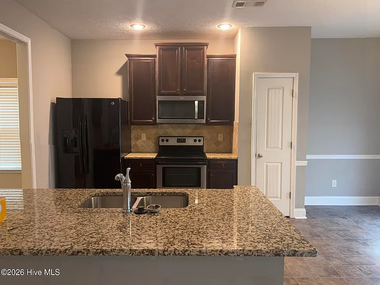 647 Dunrobin Ln — Photo 5