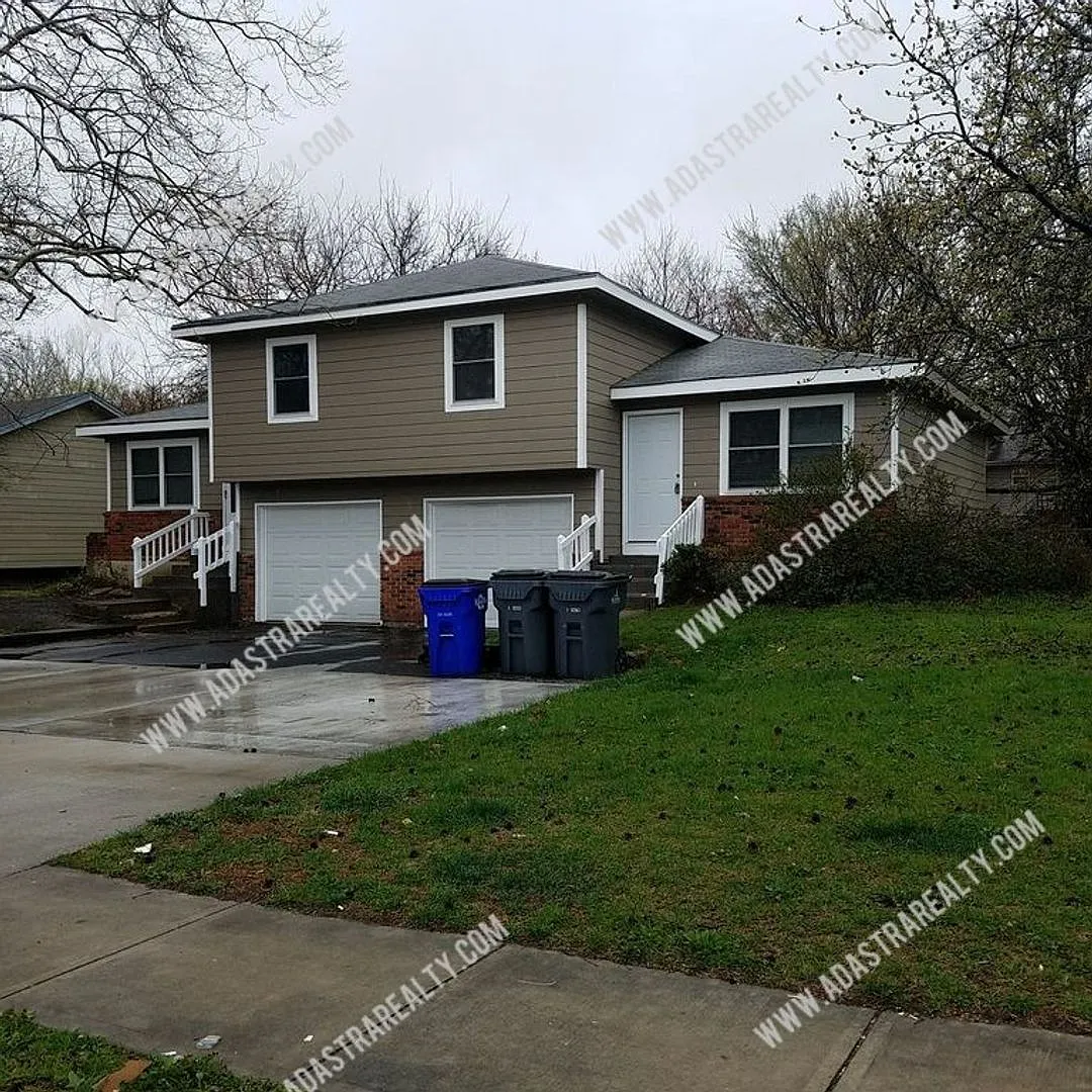 Spacious Olathe Duplex-Available NOW!! — Photo 1