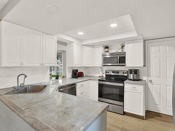 5th image of 3920 Beacon Square Dr