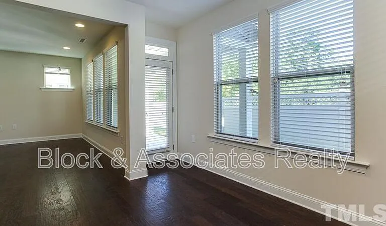 213 Begen St — Photo 9