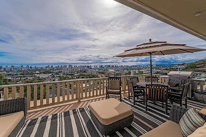 Large deck looking over Waikiki.