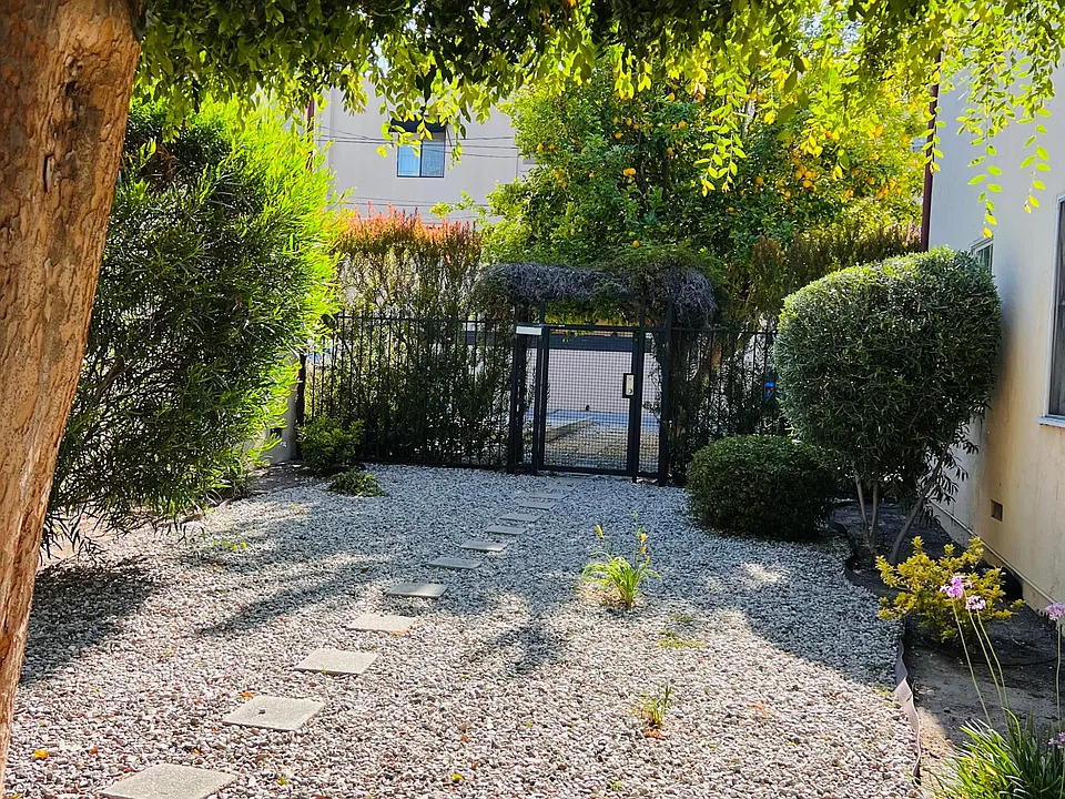 4319 Cahuenga Blvd