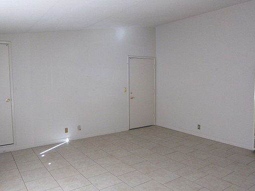 5th image of 621 Laura Dr APT C