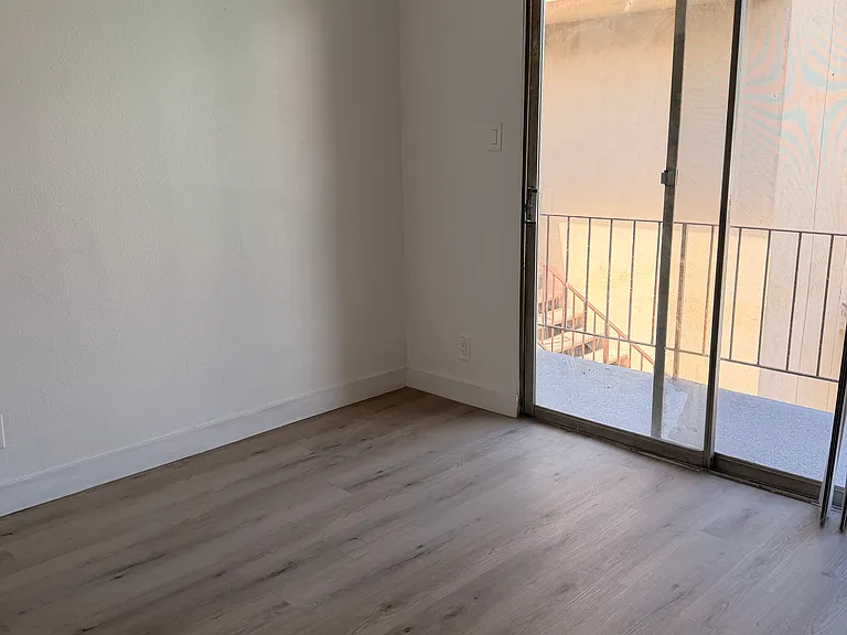 8512 Balboa Blvd #11 — Photo 9