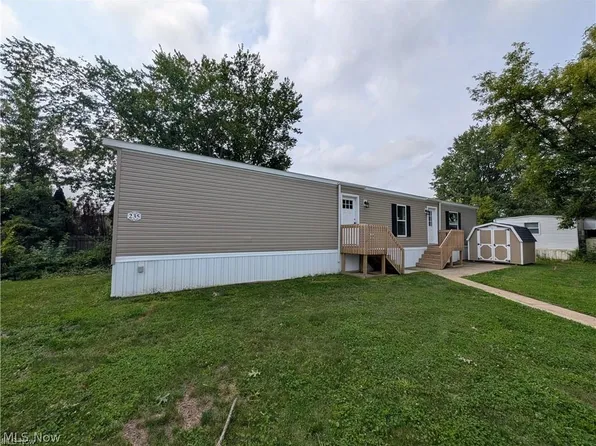 235 Edgecliff Cir W #40, Elyria, OH 44035
