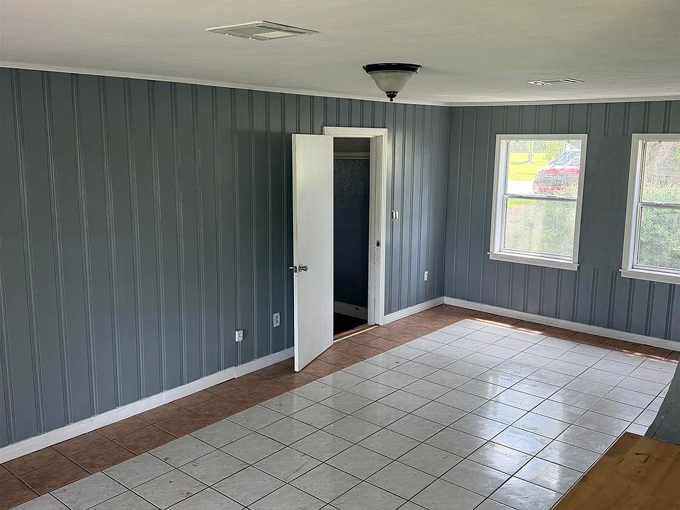 2nd image of 906 8th Ave
