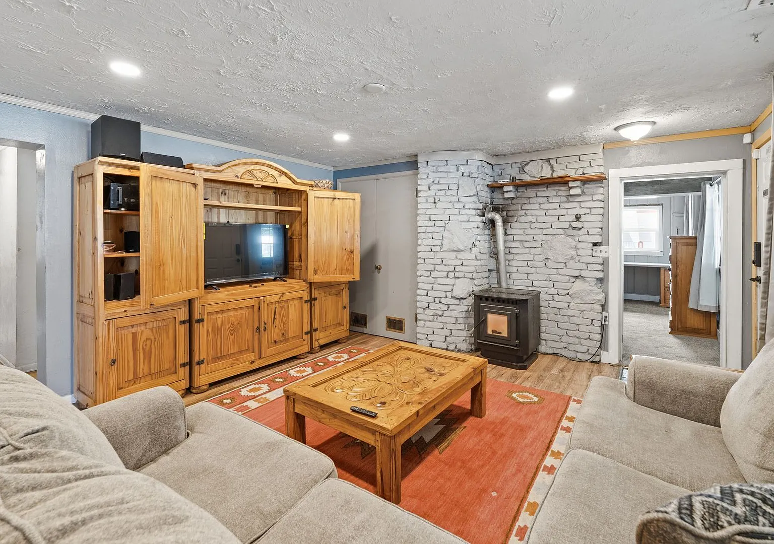 3 Bed 2.5 Bath Fully Furnished Single Level Rancher With Fenced Yard & Commercial 40x30 Shop Incl... — Photo 2