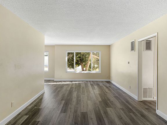 3rd image of 819 Ocean Park Blvd #1