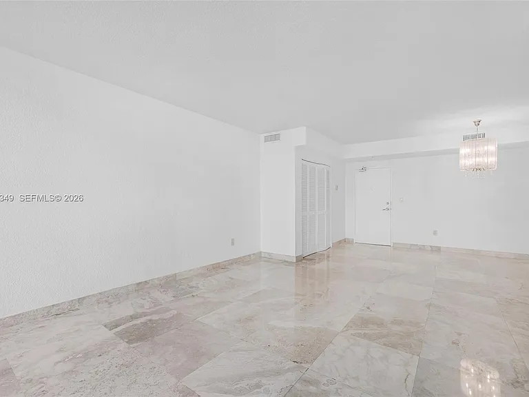 7501 E Treasure Dr #7M — Photo 14