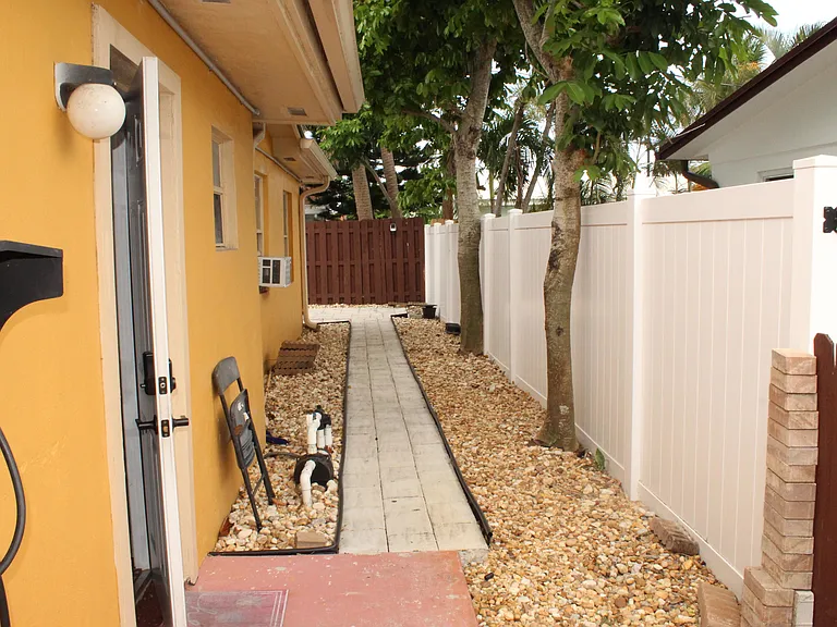 1558 NE 30th St — Photo 11