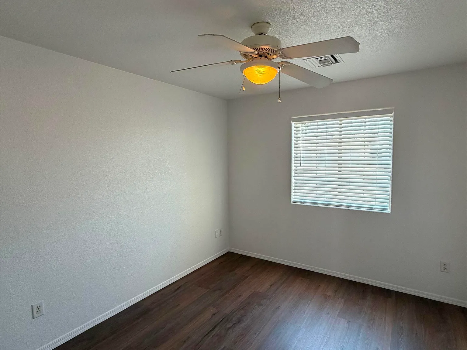 4 bed, 3.0 bath, 1642 sqft, $1,800 — Photo 3