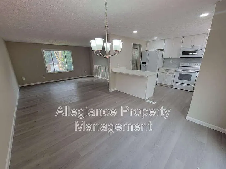 7598 Springfield Hills Dr — Photo 6