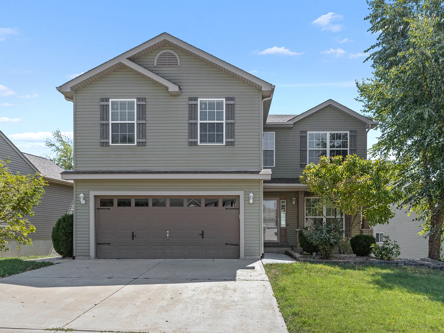5 bed, 3200 sqft, $3,449 — Photo 2