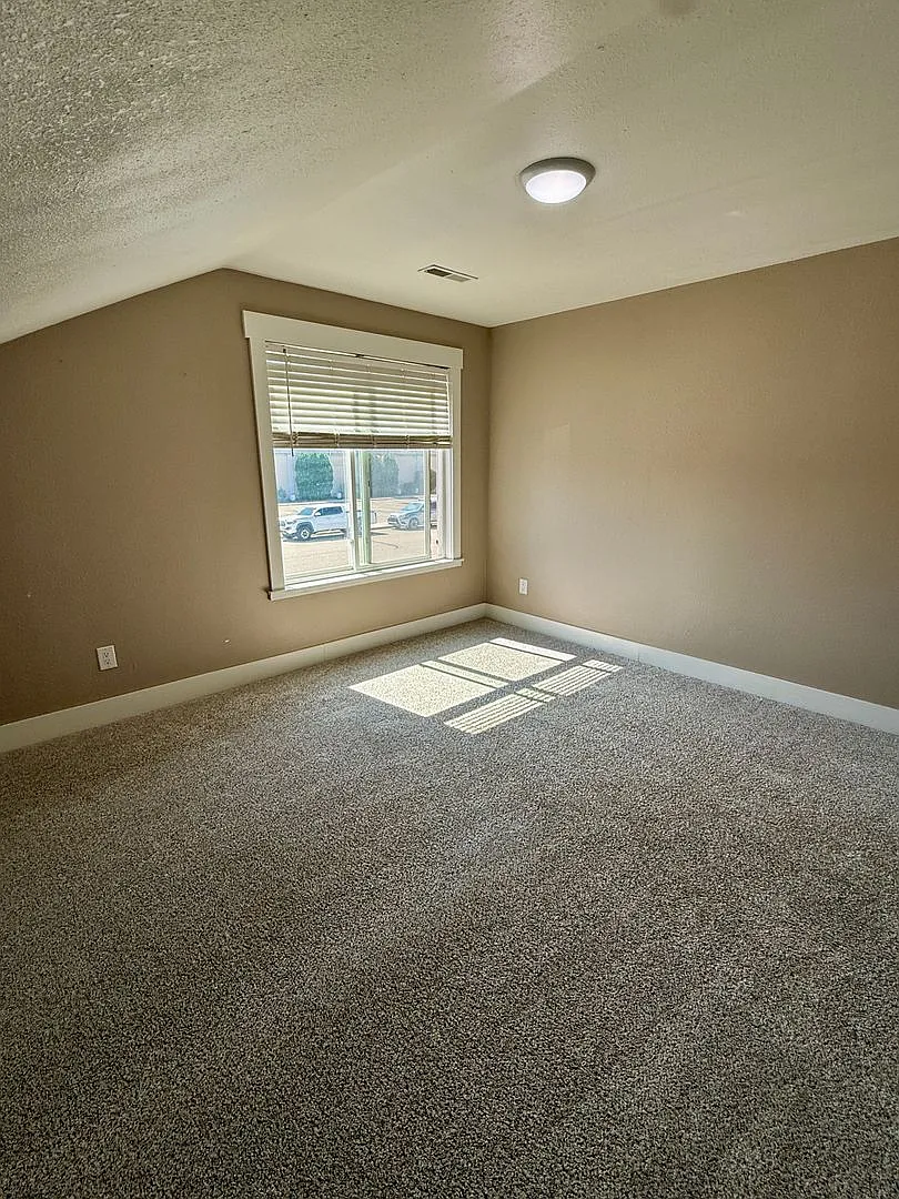 Large home in the heart of Meridian Idaho — Photo 3