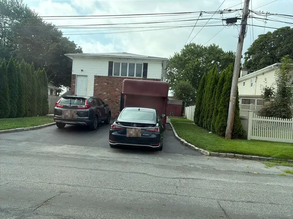 45 3rd St, Lindenhurst, NY 11757