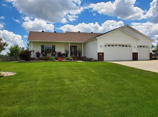 401 Liberty Ln, Horace, ND 58047