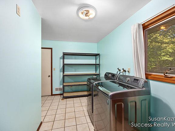 3rd image of 7171 Carolyn Dr NE