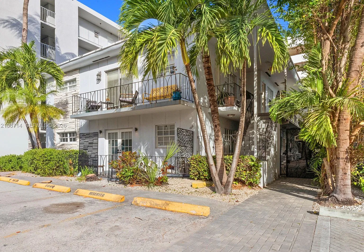 Lincoln Road Villas East — Photo 1