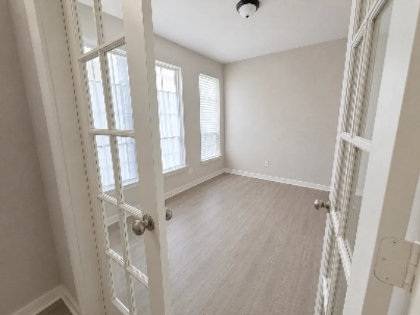 3 Bed 2 Bath For Lease! — Photo 2