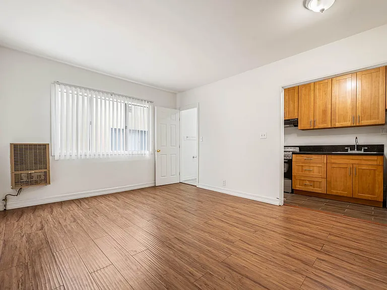 Beverly Blvd Apartments — Photo 11