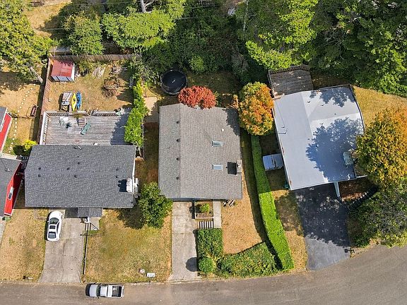 3rd image of 900 Oakway Dr