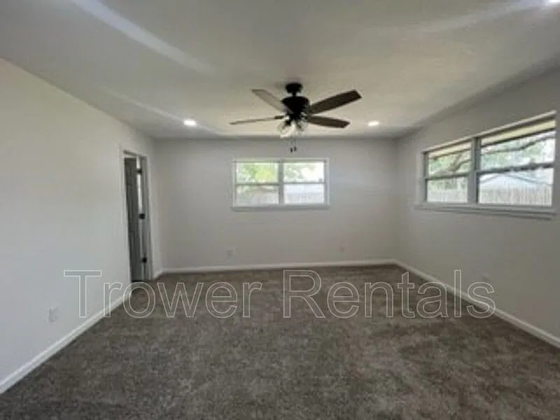 3 bed, 2.5 bath, 2224 sqft, $2,500 — Photo 2
