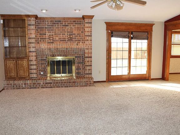 3rd image of 811 SW Chaucer Dr