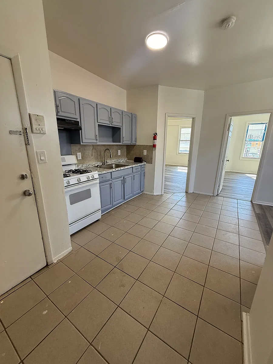 Building Photo - 54 Myrtle Ave #3