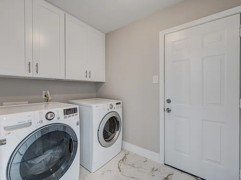 1626 S Kirkwood Rd — Photo 2
