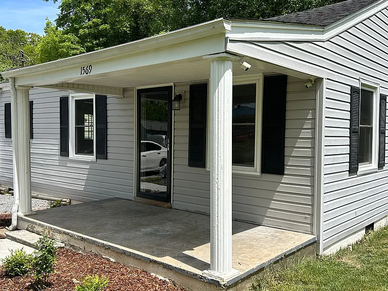 1569 Valley Dr — Photo 2