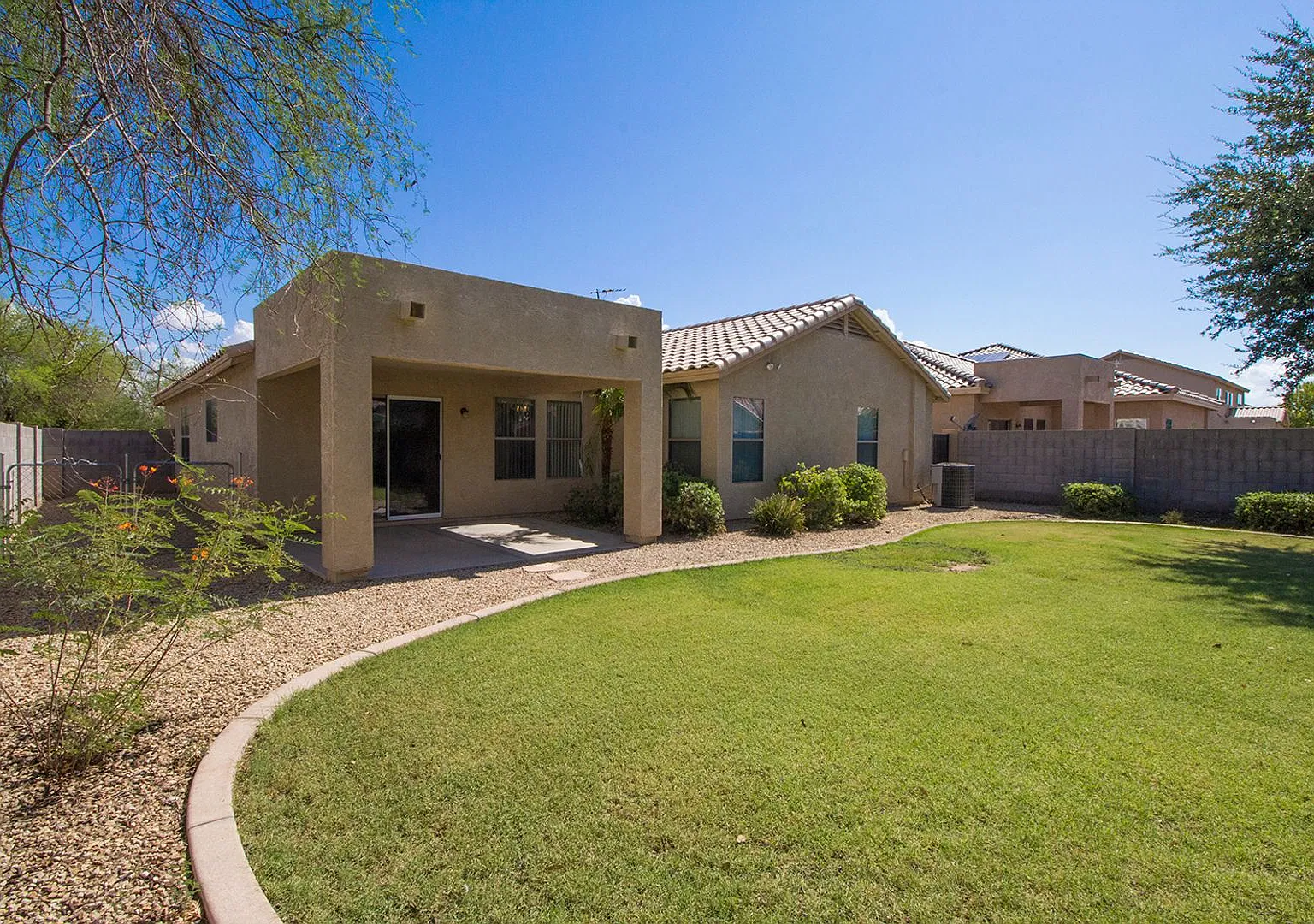Inviting home with professional landscaping service! — Photo 2