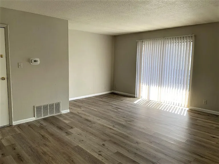 204 21st Avenue Pl — Photo 2