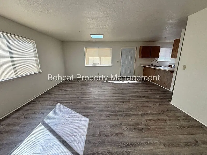 2 bed, 1.0 bath, 924 sqft, $1,445 — Photo 3