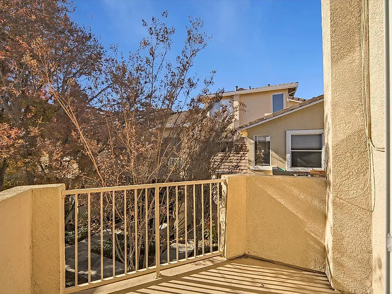 558 Manhattan Pl — Photo 14