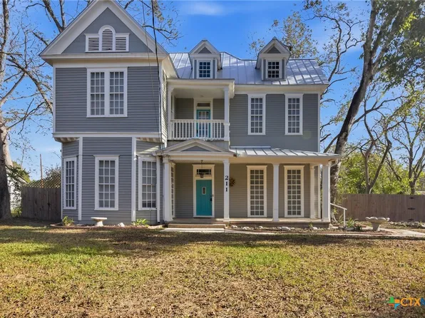 211 Lavaca St, Yoakum, TX 77995