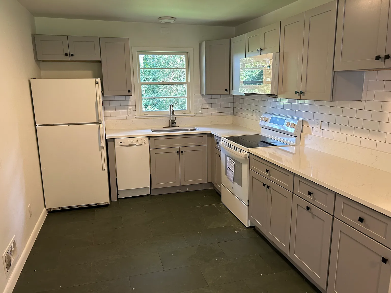2 bed, 950 sqft, $1,650 — Photo 2