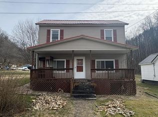 36 Broad St, Van Lear, KY 41265