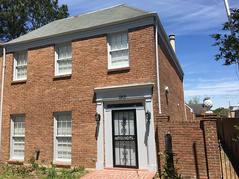2909 Canterbury Dr — Photo 1