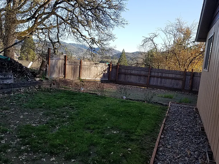 1897 NW Dogwood St — Photo 4