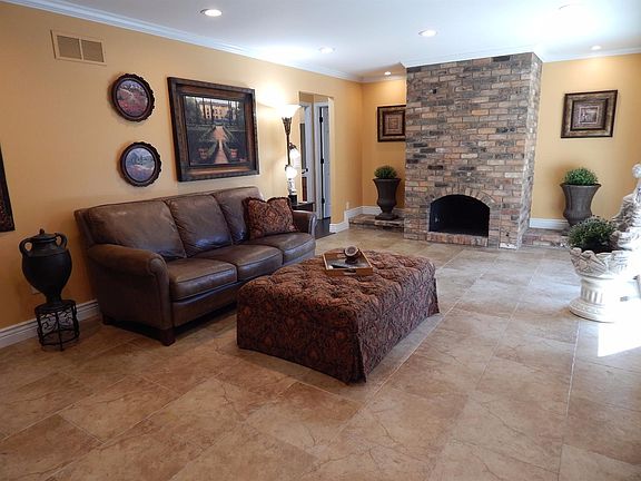3rd image of 9933 Forestglen Dr