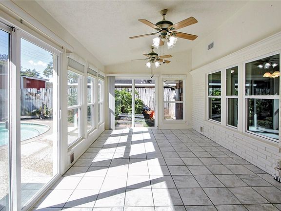 2nd image of 2506 Leslie St