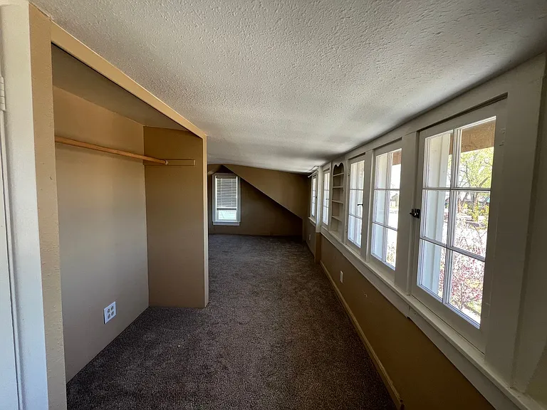 225 N Washington St — Photo 14