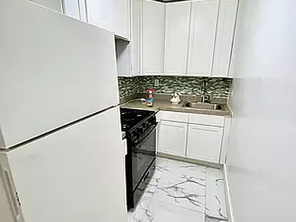 2nd image of 2001 E 9th St #4Y