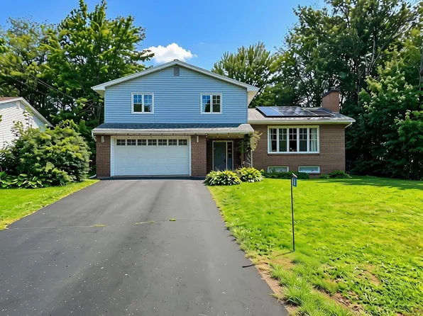 4 Maple Cres, East Hants, NS B2S 1W8