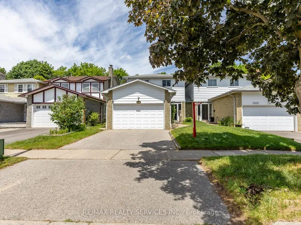 1217 Gloucester Sq, Pickering, ON L1V 3P7
