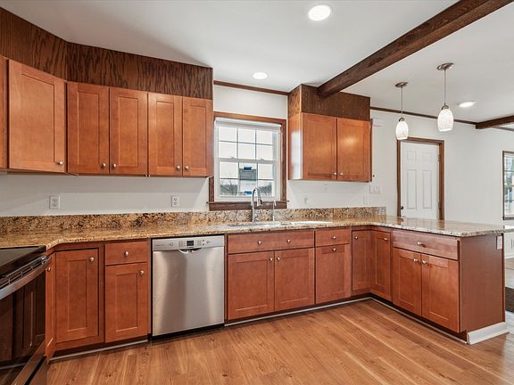 Kitchen: Eat-in Peninsula, Front Door