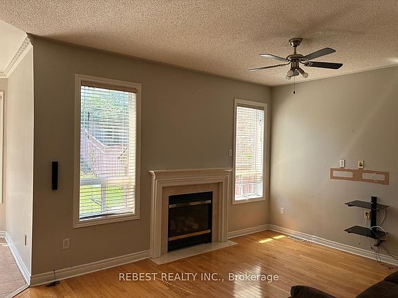 5th image of 18 Village Lake Cres