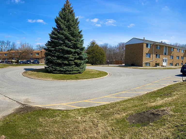 Carriage Hill Apartments — Photo 11