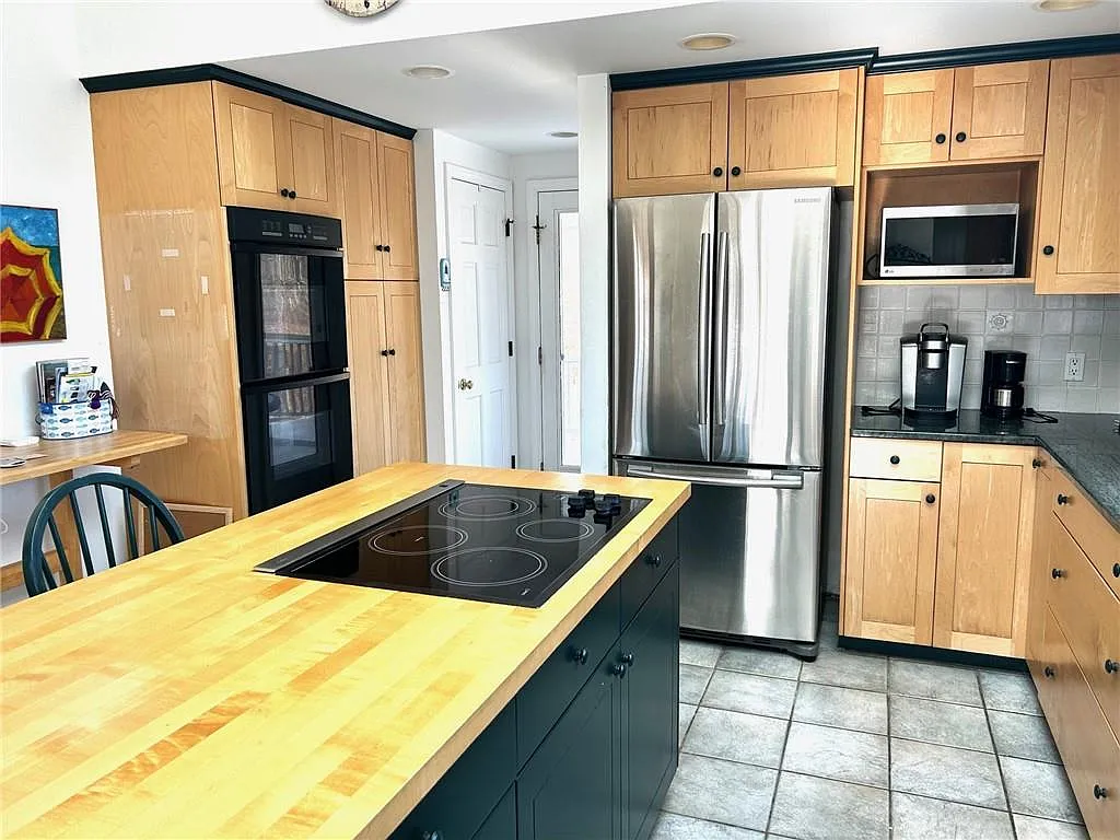 3 bed, 3.5 bath, 2400 sqft, $3,750 — Photo 4