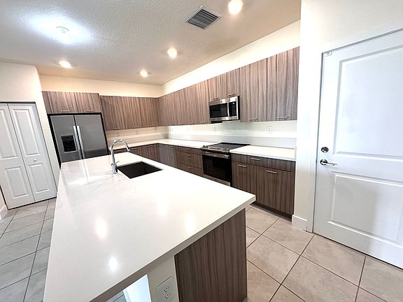 4th image of 4286 NW 83rd Ave #286